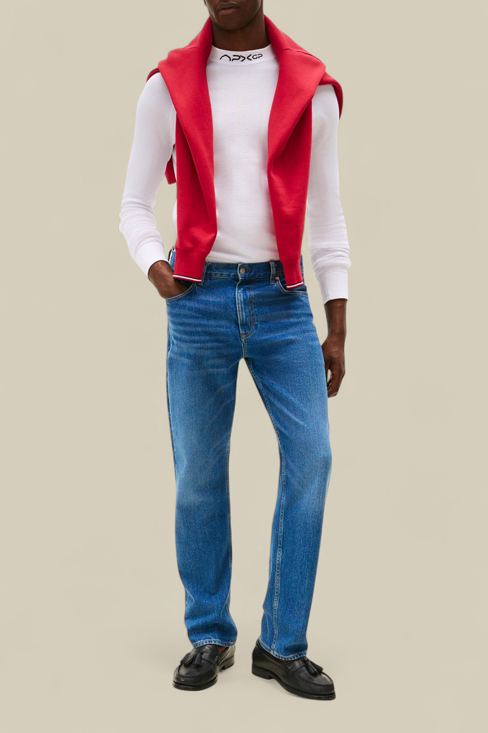 תמונת כל הלוק של טומי הילפיגר X סרט פורמולה 1 חולצת גולף